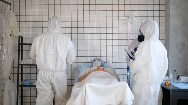 Médico en trajes estériles de materiales peligrosos en un hospital . —  Fotos de Stock