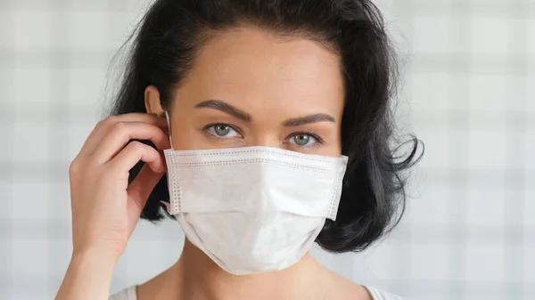 Självsäker brunett kvinna bär medicinsk mask. — Stockfoto