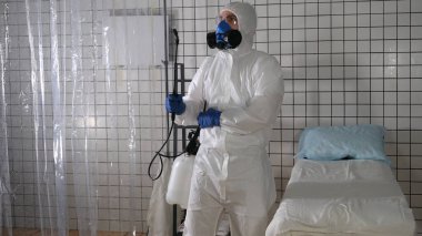Coronavirus salgını, temizlik ve dezenfeksiyon. Hastanedeki spreyleme odasında..