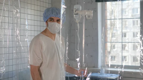 Hombre aislado desesperado en cuarentena hospitalaria causada por coronavirus . —  Fotos de Stock