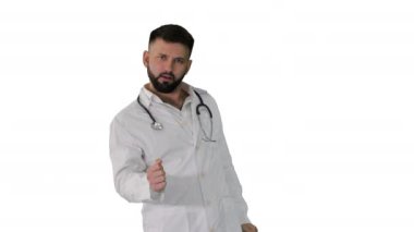 Orta Doğulu genç doktor beyaz arka planda laboratuvar önlüğü giymiş dans ediyor..