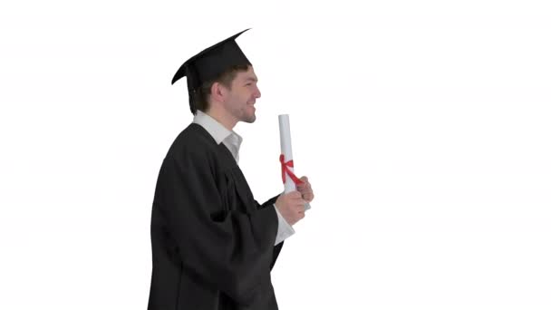 Hombre caminando a la ceremonia de graduación sobre fondo blanco. — Vídeos de Stock