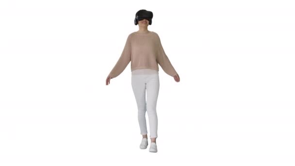Mulher usando VR Virtual Reality fone de ouvido andando sobre fundo branco . — Vídeo de Stock