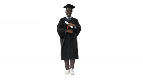 Estudiante afroamericano caminando sonriendo sobre fondo blanco . — Vídeo de stock