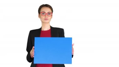 Beyaz arkaplanda boş bir pankart tutan iş kadını.