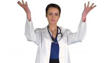 Kadın doktor para saçıyor ve beyaz arka planda kameraya bakıyor..