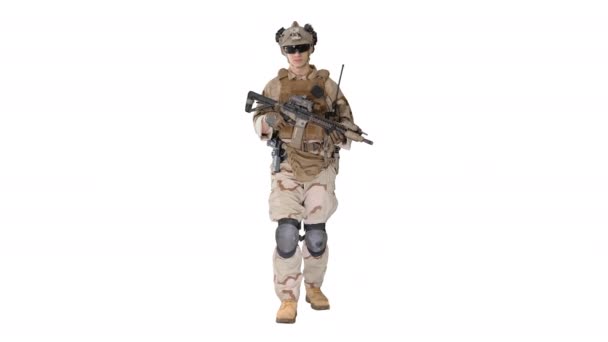 Soldado del ejército estadounidense en uniforme de combate caminando sobre fondo blanco . — Vídeo de stock