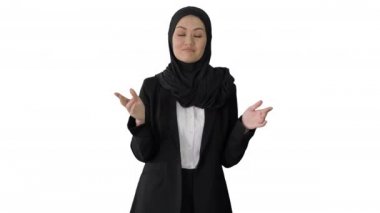Kendine güvenen genç Müslüman iş kadını beyaz arka planda kameraya konuşan başörtüsü takıyor.