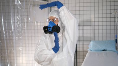 Virüs. Doktor virüse karşı koruyucu elbiseyle dans ediyor..