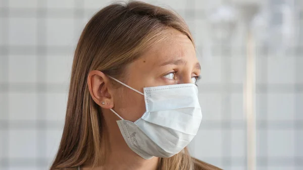 Infectado virus corona covid-19 mujer aislada en la habitación del hospital mirar por la ventana . —  Fotos de Stock
