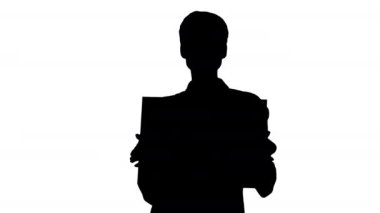 Kısa saçlı, mavi tahtalı, sıradan bir kadın..