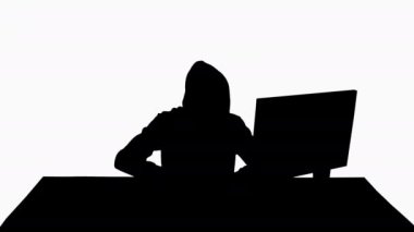 Siluet Hacker Bilgisayarda hızla Yazıyor.