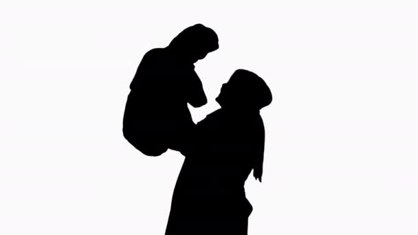 Silhouette Bonne mère aimante jouant avec son bébé à l'extérieur en automne . — Video