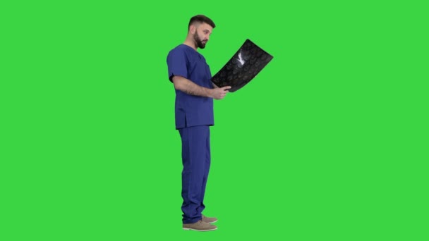 Şok olmuş doktor Yeşil Ekranda Beyin MR sonucuna bakıyor, Chroma Key. — Stok video