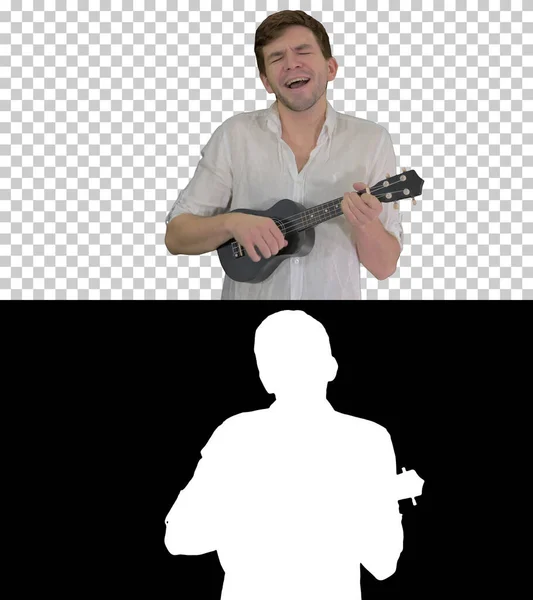 Man med ukulele sjunger en sång, Alpha Channel — Stockfoto