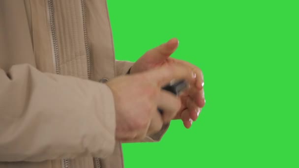 白种人的手在绿色屏幕上使用清洁剂，铬键. — 图库视频影像