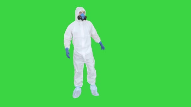 消毒医生需要穿着防护服的医生在绿色屏幕上呼叫他的同事寻求帮助. — 图库视频影像