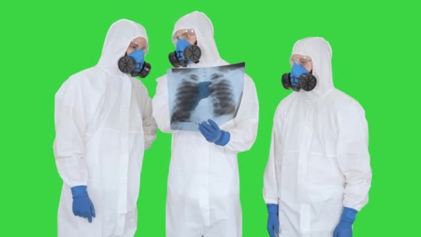 Médicos con imagen de rayos X de los pulmones de un paciente de Covid-19 en una pantalla verde, Chroma Key . — Vídeos de Stock