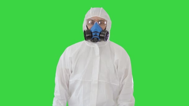 Mannelijke arts in beschermende kleding wijzen naar zijden presenteren van regels voor quarantaine op een groen scherm, Chroma Key. — Stockvideo