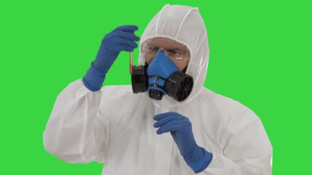 血液検査を見ているウイルス学者緑の画面上のコロナウイルス感染の概念,クロマキー. — ストック動画