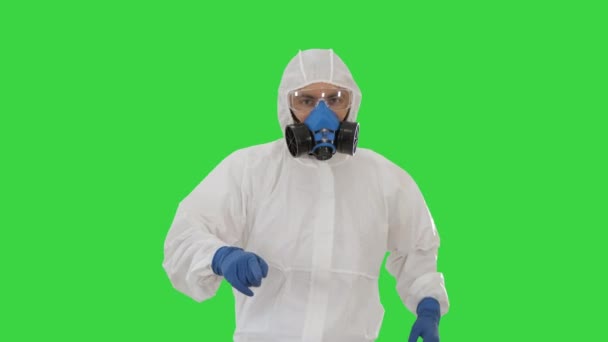 De dokter danst in een beschermend pak tegen het virus op een groen scherm, Chroma Key.. — Stockvideo