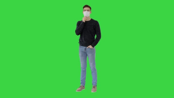Giovane uomo sicuro di sé in occhiali indossando maschera protettiva su uno schermo verde, Chroma Key . — Video Stock