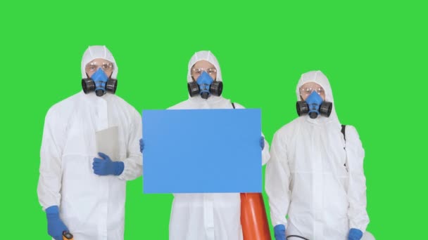 Groupe d'épidémiologistes en uniforme de protection tenant une pancarte vierge sur un écran vert, Chroma Key . — Video