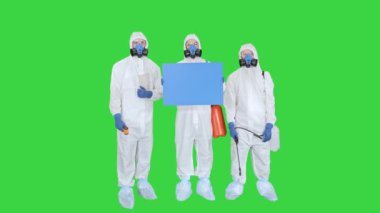 Epidemiyoloji ekibi yeşil ekranda boş tahtayı tutuyor, Chroma Key.