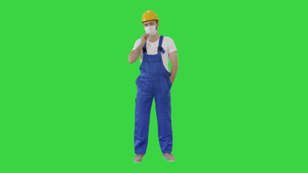 Hombre de construcción enmascarado en hardhat en una pantalla verde, Clave de croma . — Vídeos de Stock