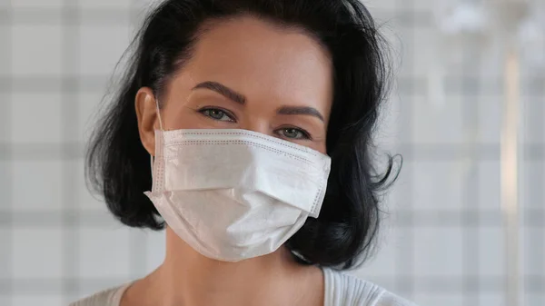 Mujer sonriente feliz usando máscara médica protectora . —  Fotos de Stock