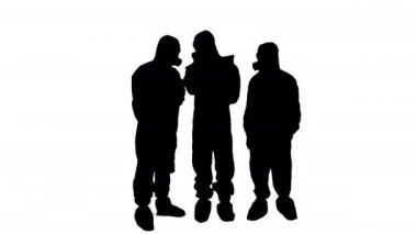 Siluet. Koruyucu giysiler içindeki doktorlar akciğerlerinin röntgenine bakıyor..