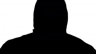 Siluet tıbbi araştırma, koronavirüs aşısı. Koruyucu giysili, maskeli ve solunum cihazlı bir adam hasta için enjeksiyon hazırlar..