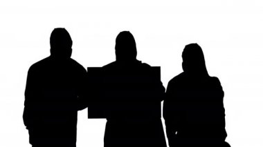 Koruyucu üniformalı epidemiyologlardan oluşan siluet grubu ellerinde boş bir levha tutuyor..