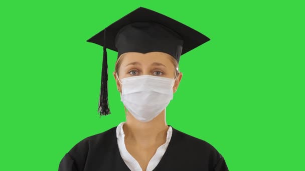 Laureato studente signora in una maschera medica cercando di fotocamera su uno schermo verde, Chroma Key . — Video Stock