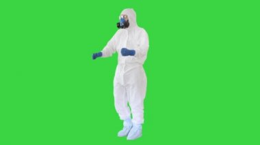 Tehlikeli giysiler içindeki doktor yeşil ekranda birkaç zafer hareketi yapıyor, Chroma Key..