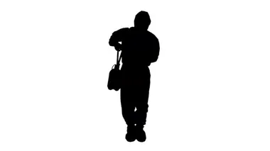 Koruyucu kıyafetli ve maskeli Siluet Adam işe yaramaya hazır bir dezenfektan tutuyor.