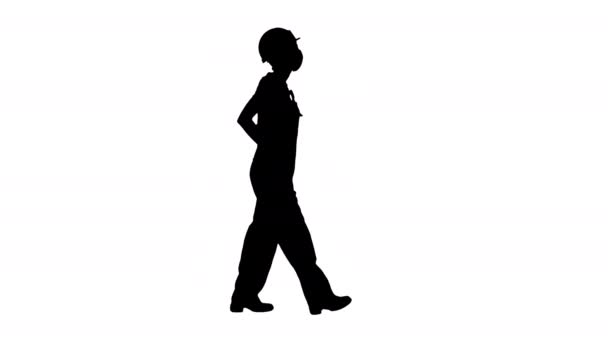 Sylwetka Młoda kobieta w twardej czapce i masce medycznej spaceru. — Wideo stockowe