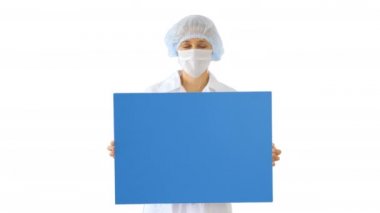 Maskeli kadın doktor beyaz arka planda boş bir tahta tutuyor..