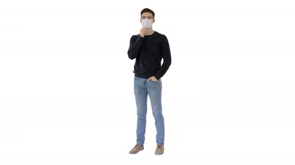 Jonge zelfverzekerde man in bril met beschermend masker op witte achtergrond. — Stockvideo