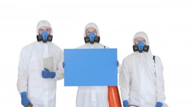 Koruyucu üniformalı bir grup epidemiyoloji uzmanı beyaz arka planda boş bir plaket tutuyor..