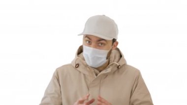 Coronavirus koruması koruyucu maskeli genç hippi beyaz arka planda kamerayla konuşuyor..
