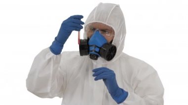 Virolog beyaz arka planda Coronavirus enfeksiyonu konseptine bakıyor..