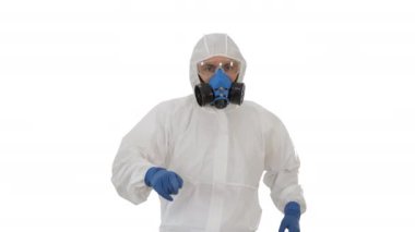 Doktor beyaz arka planda virüse karşı koruyucu elbiseyle dans ediyor..