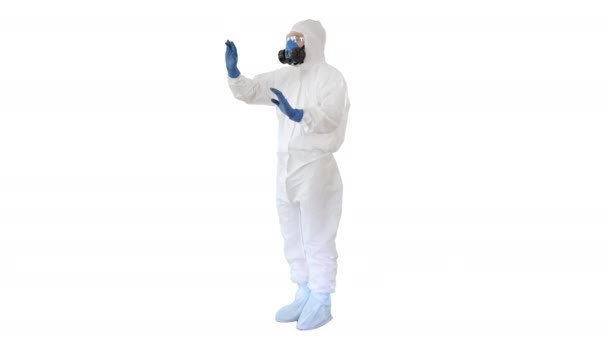 Científico en traje protector y respirador apuntando pantalla futurista sobre fondo blanco . — Vídeo de stock