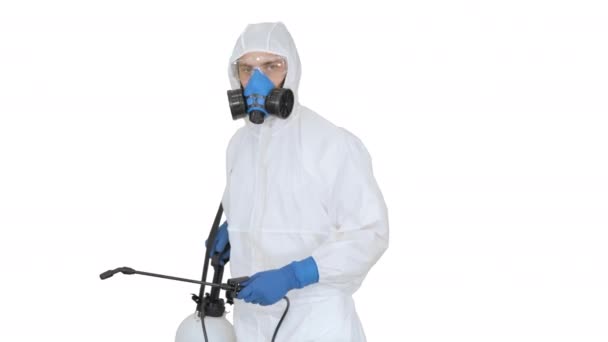 Mann in Gefahrenmatte geht hinein und benutzt Desinfektionsmittel auf weißem Hintergrund. — Stockvideo