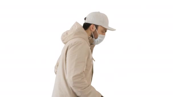 Uomo adulto in giacca e in maschera medica in esecuzione su sfondo bianco . — Video Stock