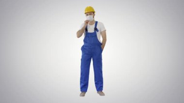Gradyan arka planda kasklı maskeli bir inşaat elemanı.