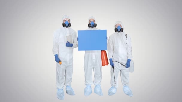 Team epidemiologen houdt blanco bord op gradiënt achtergrond. — Stockvideo