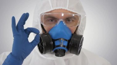 Koruyucu kıyafetli doktor her şeyin yolunda olduğunu söylüyor..