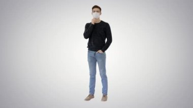 Gözlüklü, kendine güveni tam genç bir adam koruyucu bir maske takıyor..